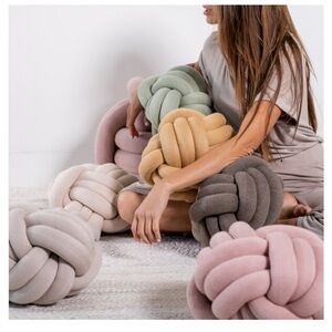 Cozy Knot Pillow Set - Multicolor